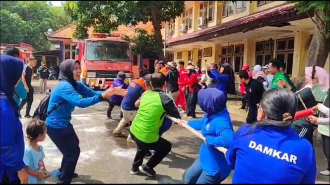 Ibu-ibu di Bangkalan ikuti lomba tarik mobil DAMKAR