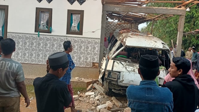 Mobil milik warga Sumenep meledak digarasi rumah