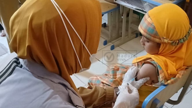 Vaksinasi anak ditengah KLB Campak Sumenep