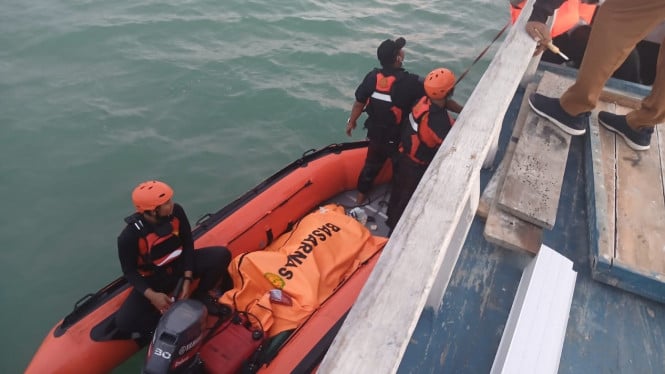 Evakuasi jenazah ABK KMP Putra Leo Bahari