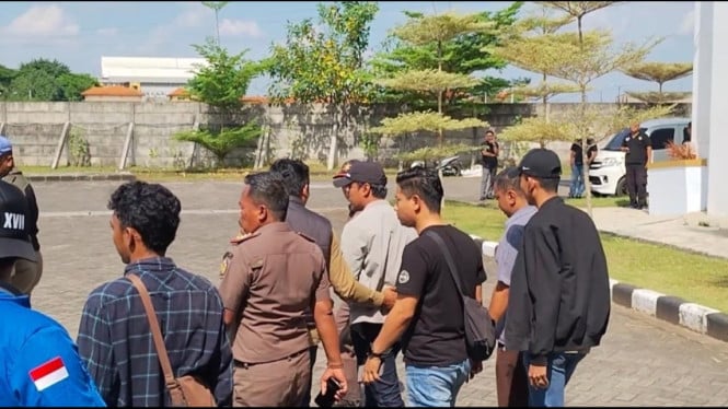 Bupati Bangkalan (topi hitam) ketika diusir oleh Mahasiswa