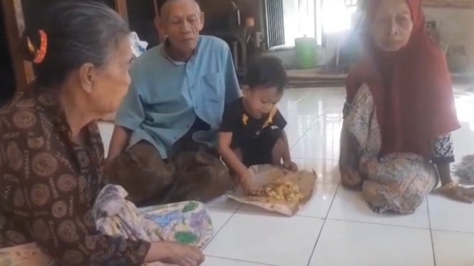 Azril (3 tahun), kakak kandung bayi Syifa bersama kakek dan neneknya