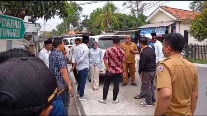 Ketegangan anggota DPRD ketika dihadang warga Bangkalan