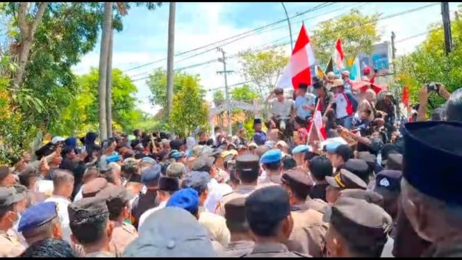 Ribuan massa aksi kepung kantor Bupati Bangkalan