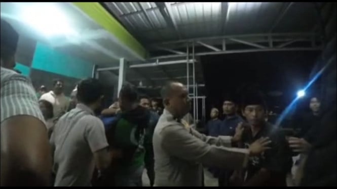 Polisi Bangkalan dihadang dan nyaris bentrok dengan warga