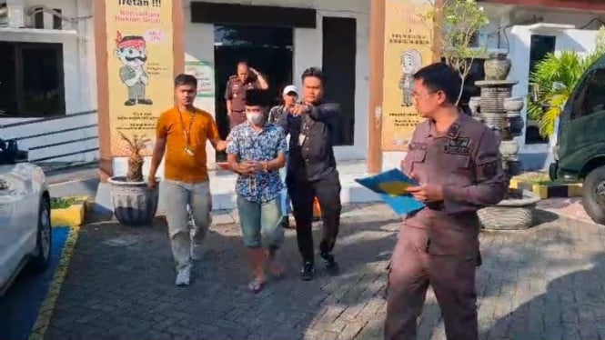 BU, Kades Geger Bangkalan saat digelandang Polisi
