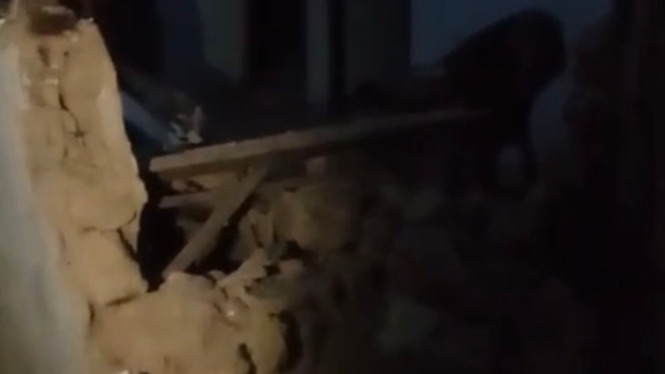 Rumah warga Sapudi rusak akibat gempa