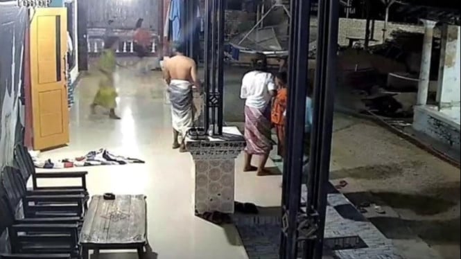 Warga Pamekasan Berhamburan keluar rumah