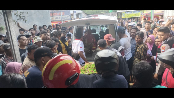 Proses evakuasi korban MD kebakaran