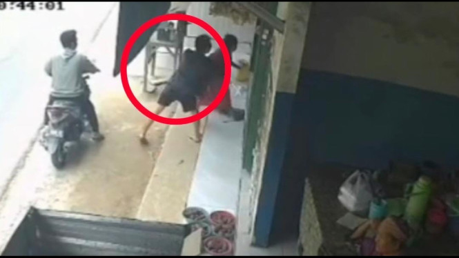 Rekaman CCTV jambret emas Bangkalan