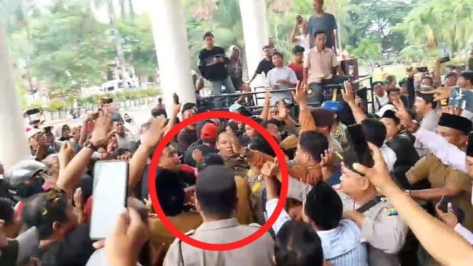 Demo ricuh di Pamekasan Madura