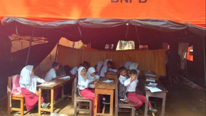 Penampakan siswa belajar dibawah tenda BPBD