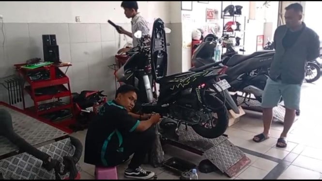 Service sepeda motor diduga akibat BBM