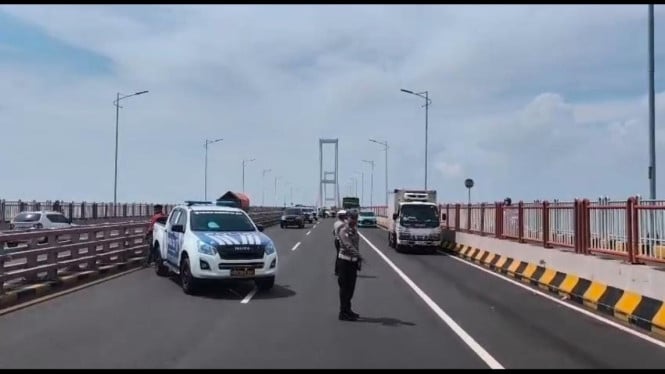 Olah TKP Laka maut di jembatan Suramadu
