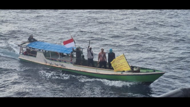 Warga Kangean ketika melakukan aksi ditengah laut