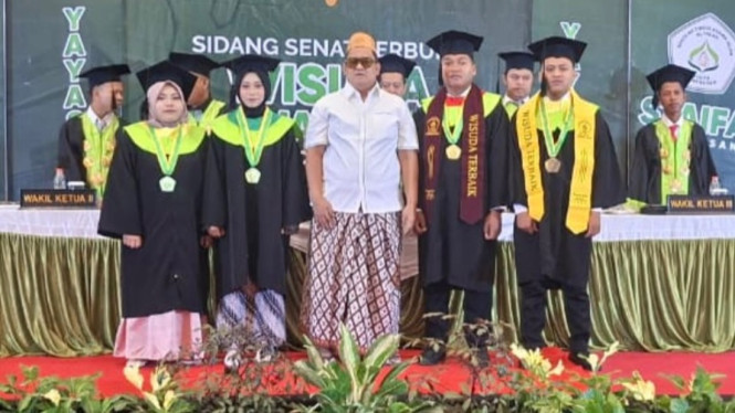 Haji Her dengan wisudawan Staifa Pamekasan