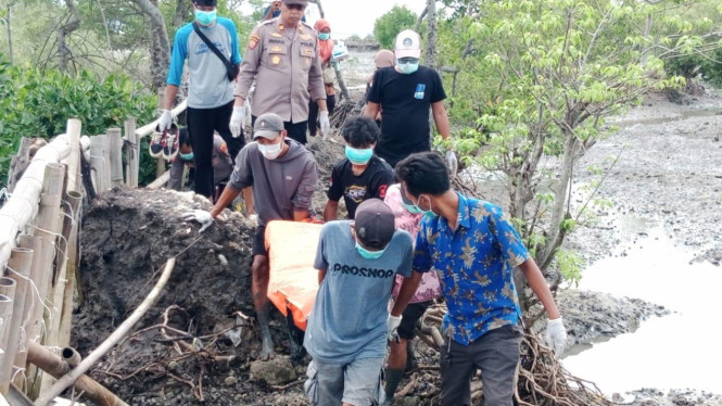Evakuasi mayat perempuan di Bangkalan