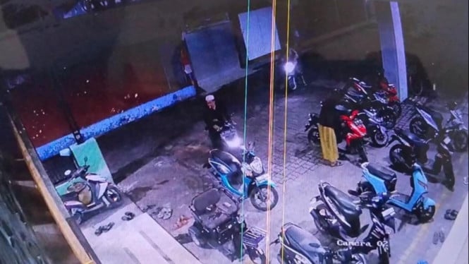 Aksi pelaku curanmor terekam CCTV