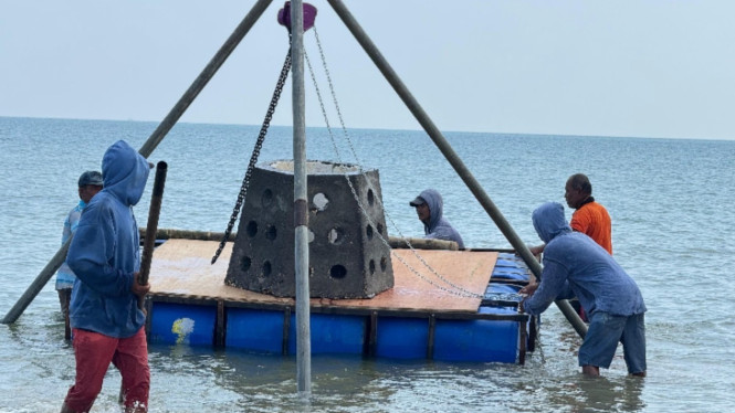 Hexa Reef ketika hendak diceburkan kedasar laut