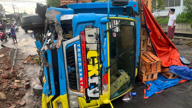 Truck terguling diduga karena microsleep