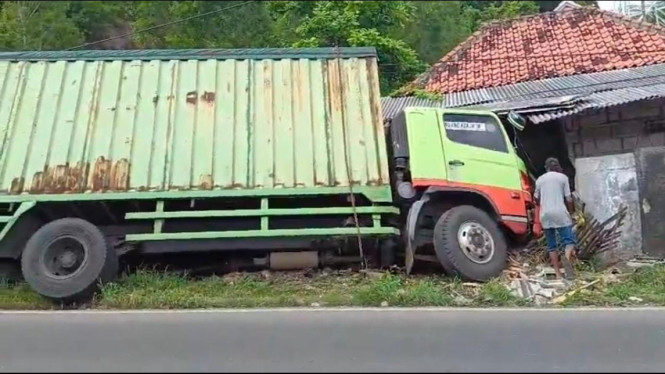 Truck kontainer seruduk rumah warga Bangkalan