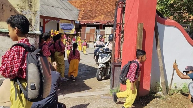 Sekolah disegel, siswa SD Bangkalan pulang lebih awal