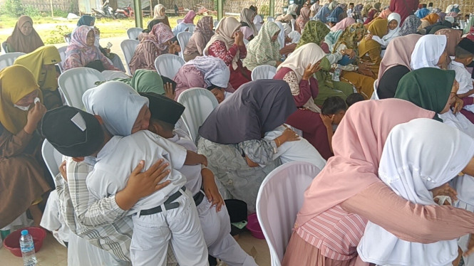 Peringati Hari Ibu, Ratusan Santri Cuci Kaki Ibu dan Bersimpuh Haru