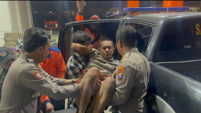 Proses evakuasi pria Bangkalan