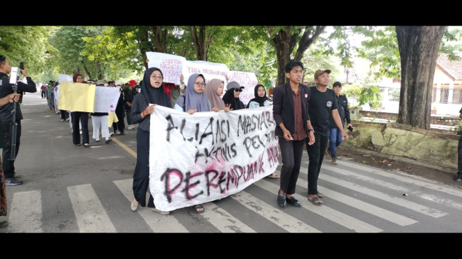 Ratusan elemen masyarakat Sumenep kepung Mapolres