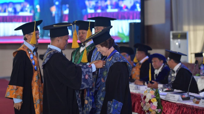 Rektor UTM Prof Syafi' saat kukuhkan guru besar
