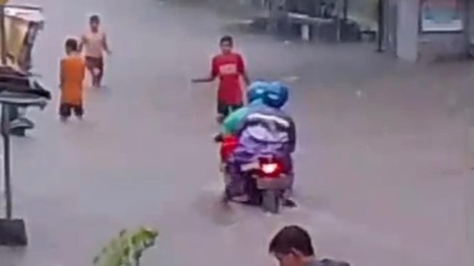 Banjir di Kamal Bangkalan usai hujan deras