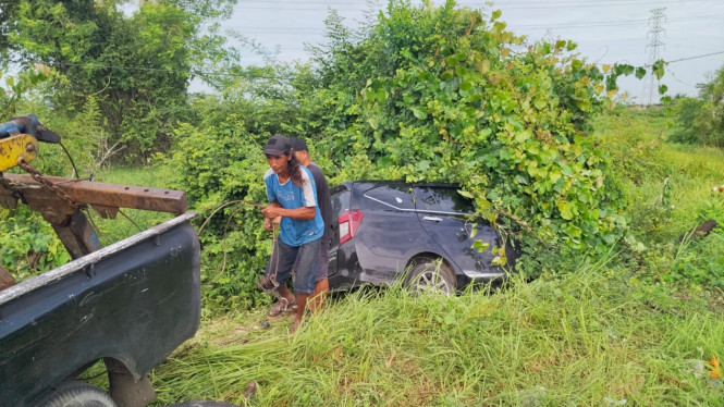 Proses evakuasi mobil dari sawah