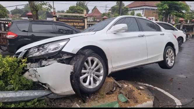 Diduga Mengantuk, Sedan Tabrak Tiang PJU di Bangkalan