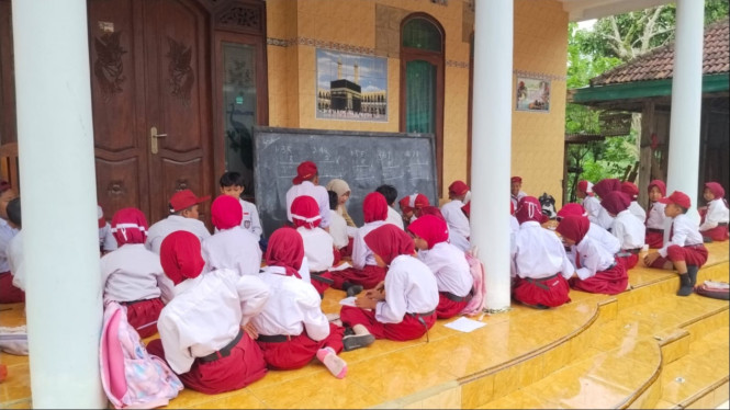 Sekolah ambruk di Bangkalan semakin para, siswa belajar diteras