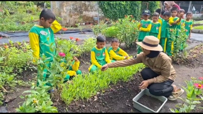 Wisata edukasi tanaman oleh siswa Bangkalan