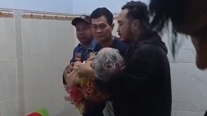 Damkar Bangkalan evakuasi nenek dari dalam kamar mandi