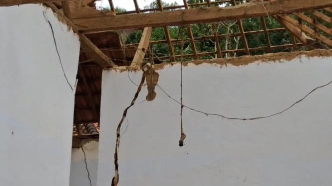 Fenomena tanah bergerak, puluhan rumah rusak