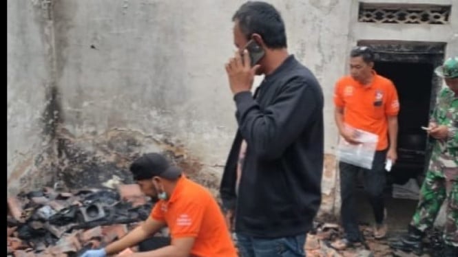 Petugas saat lakukan olah TKP