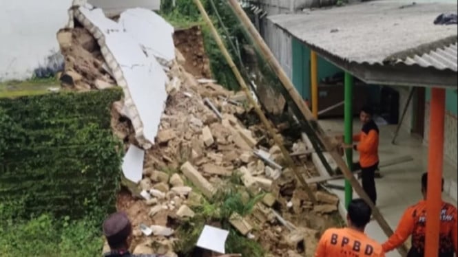 Sejumlah bangunan mulai roboh di Pamekasan