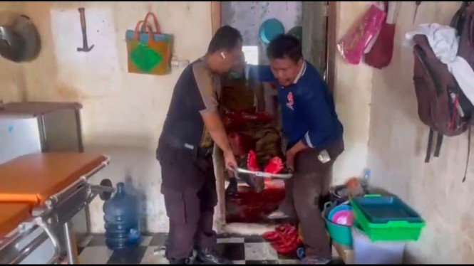 Evakuasi jenazah salam dari dalam indekos Bangkalan