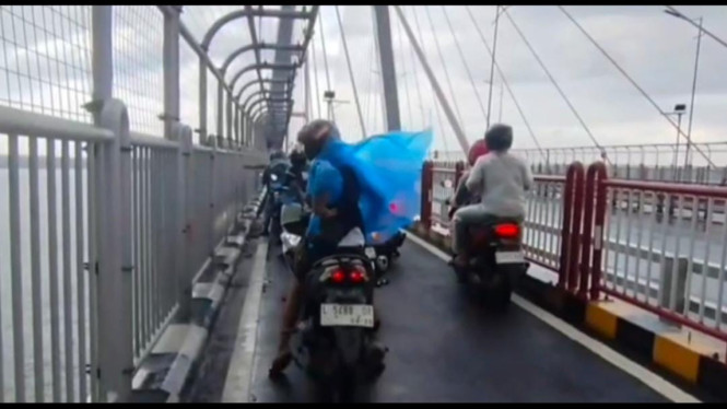 Pemotor menepi di jembatan Suramadu