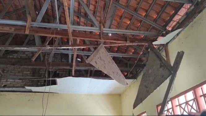 Plafon kelas ambruk saat jam pelajaran