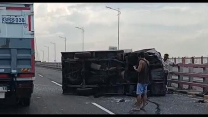 Mobil box terguling di jembatan Suramadu
