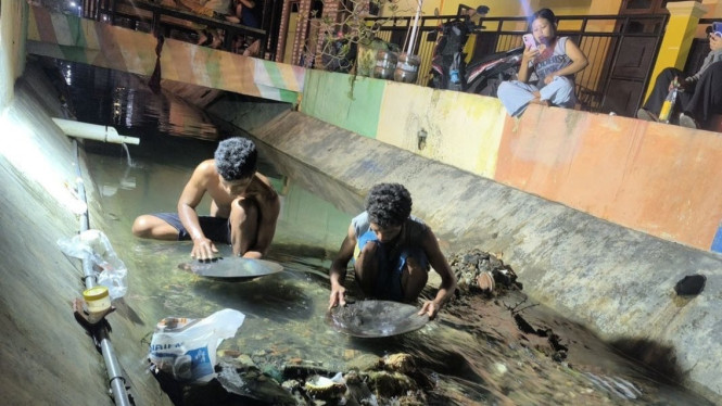 Warga Pamekasan berburu emas diselokan