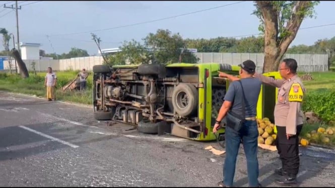 Bus mini terguling usai tabrak pohon
