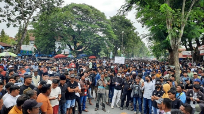 Ribuan buruh dan petani tembakau kepung kantor Bupati Pamekasan