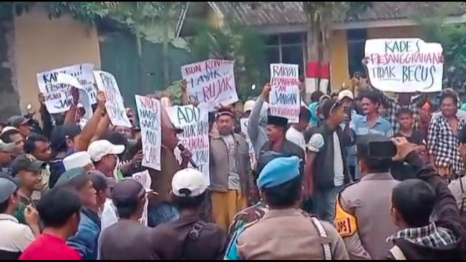 Warga Pesanggrahan Bangkalan Kepung Balai Desa