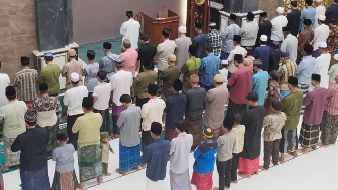 Shalat tarawih perdana Muhamaddiyah Bangkalan Madura