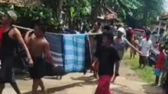 Proses evakuasi mauat gantung diri oleh warga Bangkalan