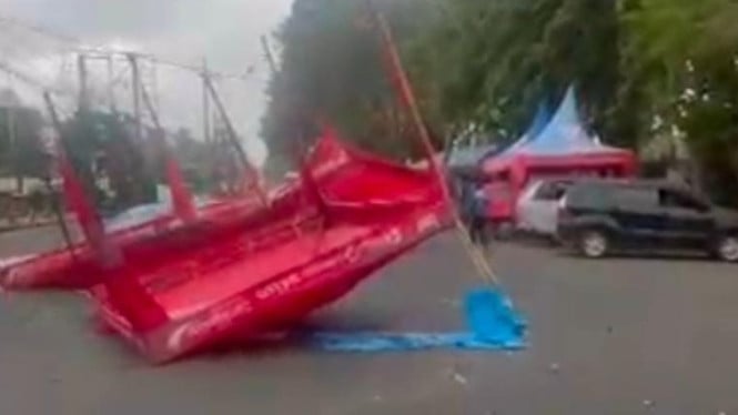 Sejumlah tenda lapak bazar di Bangkalan diterjang angin kencang